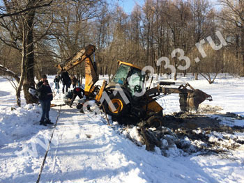 Эвакуация провалившегося под лед экскаватора-погрузчика JCB в кусковском парке